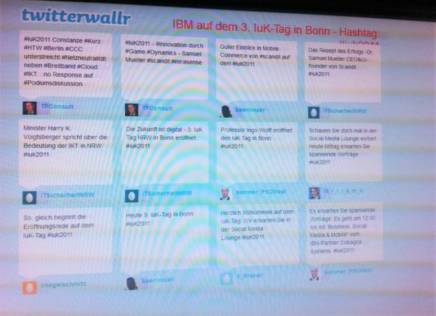 2011-11-18_twitter_wall